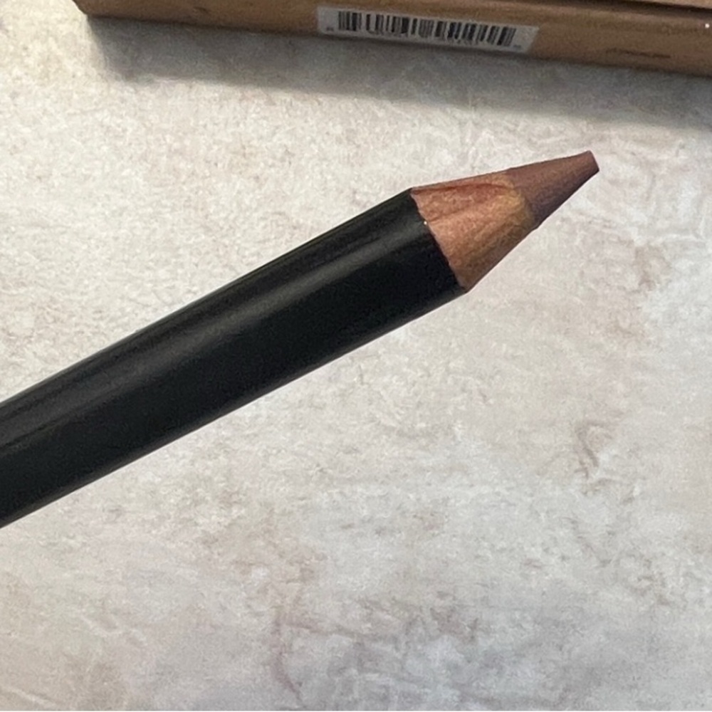 GXVE Anaheim Line Pencil Lip Liner by GWEN STEFANI - Picture 4 of 4